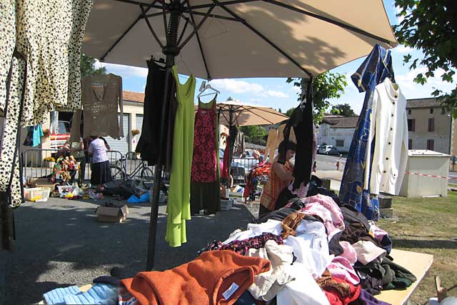 Les bonnes affaires proposées par le comité local de la Croix Rouge offrent l'opportunité d'un geste solidaire...|Archives © Jean-Paul Epinette - icimedia@free.fr Les bonnes affaires proposées par le comité local de la Croix Rouge offrent l'opportunité d'un geste solidaire...|Archives © Jean-Paul Epinette - icimedia@free.fr