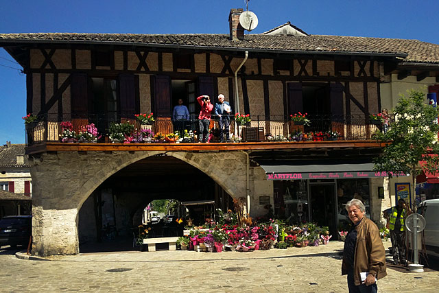 Le photographe sera installé sur le balcon de la fleuriste. - Photo © Jean-Paul Epinette - icimedia@free.fr