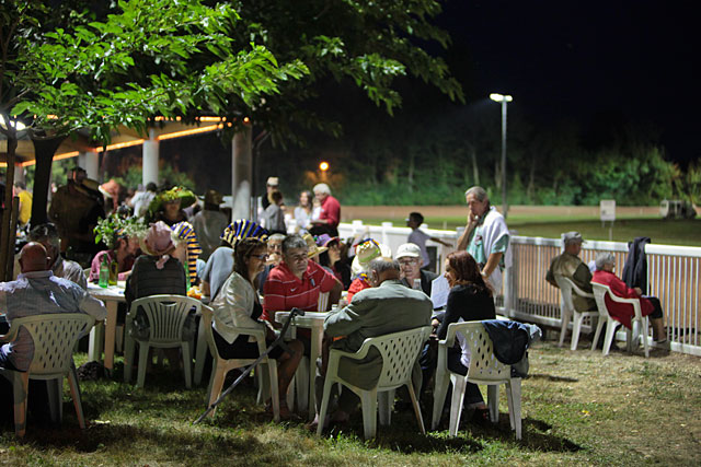 Dîner entre familles et amis au bord de la piste, l'un des grands privilèges des courses du Pesquié... - Photo © Jean-Paul Epinette - icimedia@free.fr