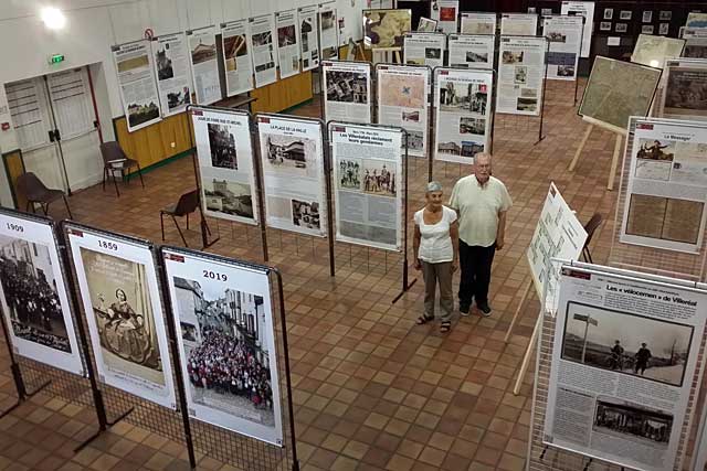 Jean-Claude Petitpas et Rolande Piton ont mis la dernière main à la troisième Exposition du les 750 ans de la bastide...|Photo © Jean-Paul Epinette - icimedia@free.fr