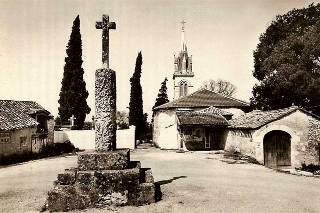 Sur la place de Saint-Etienne de Villeréal, la belle colonne gallo-romaine... - Coll. Jacques Laurière Sur la place de Saint-Etienne de Villeréal, la belle colonne gallo-romaine... - Coll. Jacques Laurière