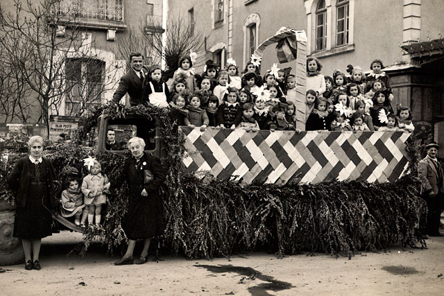 Villeréal libéré ! Place de la halle, on fête la fin de la guerre...|Photo © Mémoire de Villeréal - icimedia@free.fr Villeréal libéré ! Place de la halle, on fête la fin de la guerre...|Photo © Mémoire de Villeréal - icimedia@free.fr
