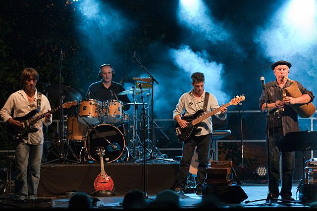 Nadau : Le mariage de la guitare électrique - réussi ! – et de la Boha, la cornemuse landaise...|Photo Nadau