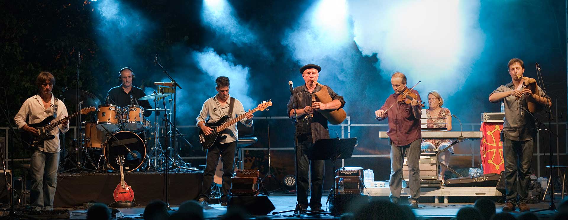 « Nadau », c'est la cornemuse landaise qui se frite avec la guitare électrique, - Photo Nadau « Nadau », c'est la cornemuse landaise qui se frite avec la guitare électrique, - Photo Nadau