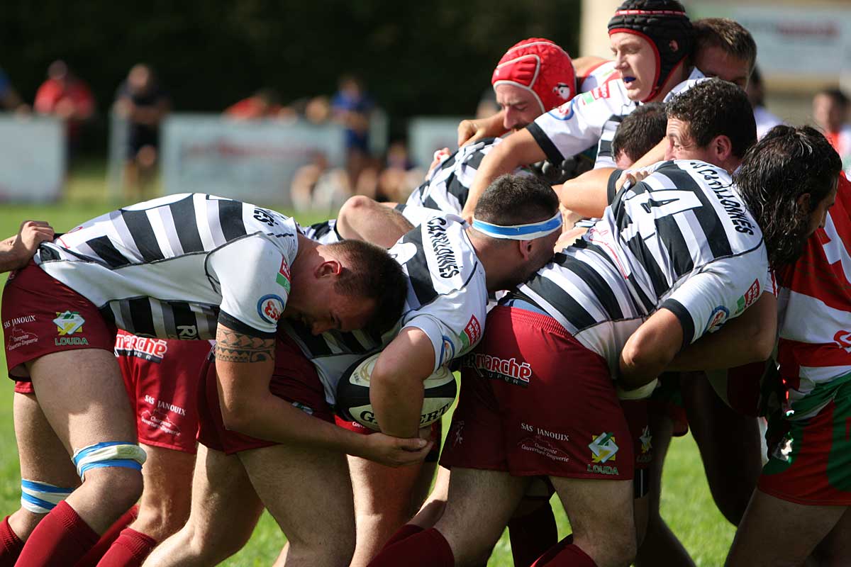 L'USC s'est entêtée dans l'erreur d'une confrontation entre packs... - Photo © Jean-Paul Epinette.