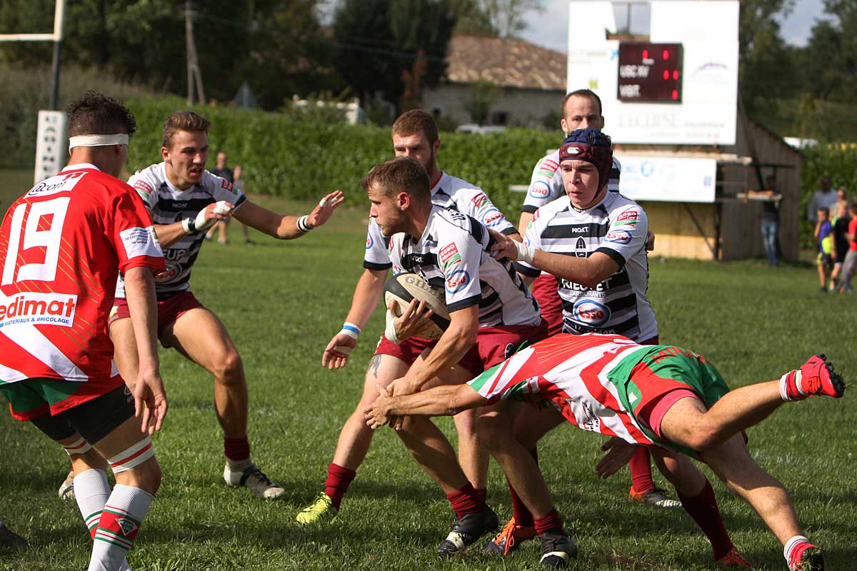 L'USV a remis la main sur le ballon et prend des initiatives, Miramont perd pied... - Photo © Jean-Paul Epinette.