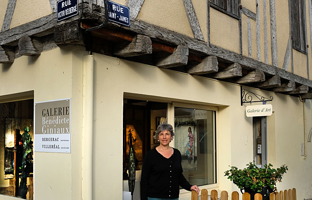 La Galerie Bénédicte Giniaux ouvre sur la place de la halle... - Photo © Jean-Paul Epinette. La Galerie Bénédicte Giniaux ouvre sur la place de la halle... - Photo © Jean-Paul Epinette.