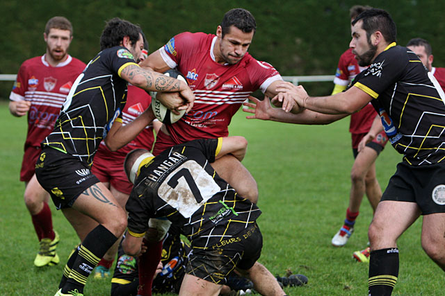 Christophe Petot pris dans la nasse girondine... l'image résume le match.|Photo © Jean-Paul Epinette.