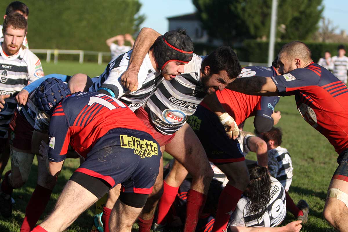 Les avants de l'USCV se sont adjugé l'avantage de la première période... - Photo © Jean-Paul Epinette. Les avants de l'USCV se sont adjugé l'avantage de la première période... - Photo © Jean-Paul Epinette.