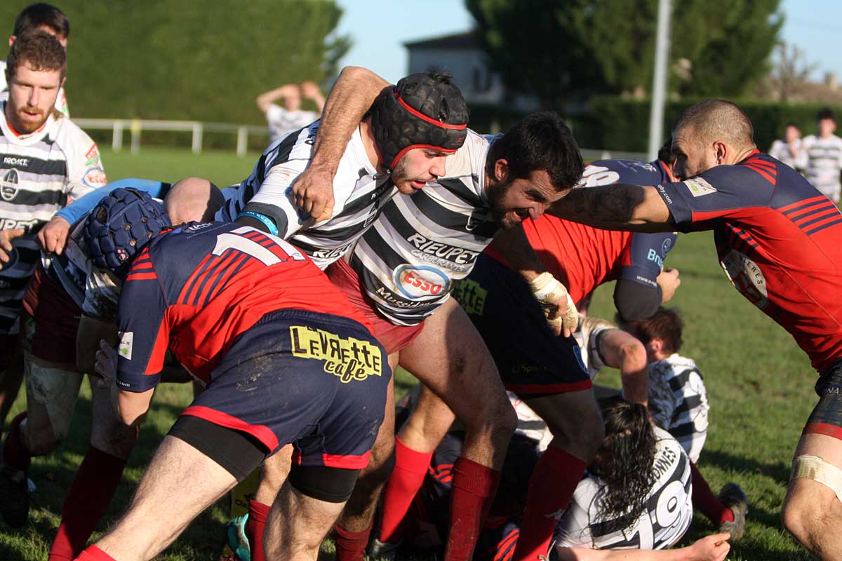 Les avants de l'USCV se sont adjugé l'avantage de la première période... - Photo © Jean-Paul Epinette.