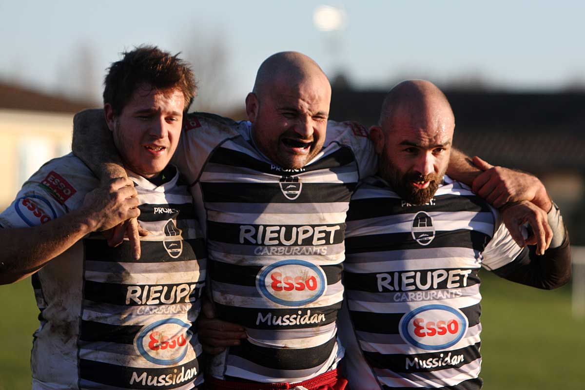 Déjà blessé contre Bruges,Julien Chassaing a définitivement quitté le terrain.|Photo © Jean-Paul Epinette.