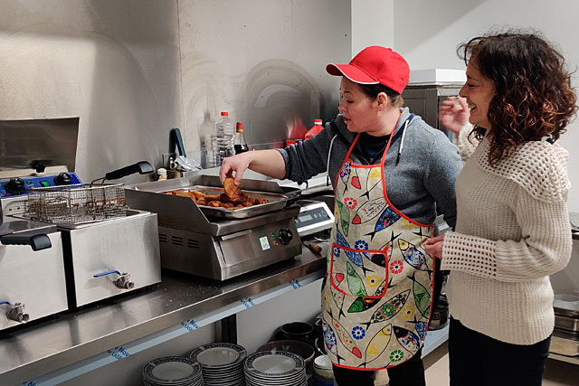 Aux fourneaux, Carina et Marie-Jo surveillent la cuisson des rissois de viande et de crevette...|Photo © Jean-Paul Epinette. Aux fourneaux, Carina et Marie-Jo surveillent la cuisson des rissois de viande et de crevette...|Photo © Jean-Paul Epinette.