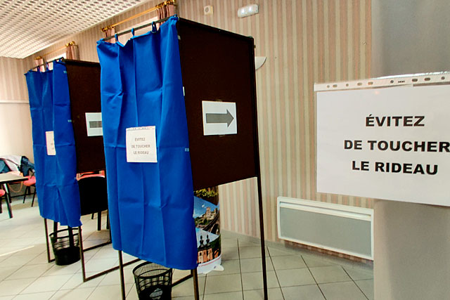 Alors que l'épidémie sévit, les bureaux de vote avaient été sécurisés...|Photo © Jean-Paul Epinette. Alors que l'épidémie sévit, les bureaux de vote avaient été sécurisés...|Photo © Jean-Paul Epinette.