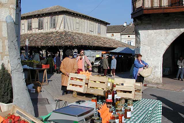 Le marché va pouvoir se tenir, mais sous conditions strictes...|| Archive © Jean‐Paul Epinette Le marché va pouvoir se tenir, mais sous conditions strictes...|| Archive © Jean‐Paul Epinette