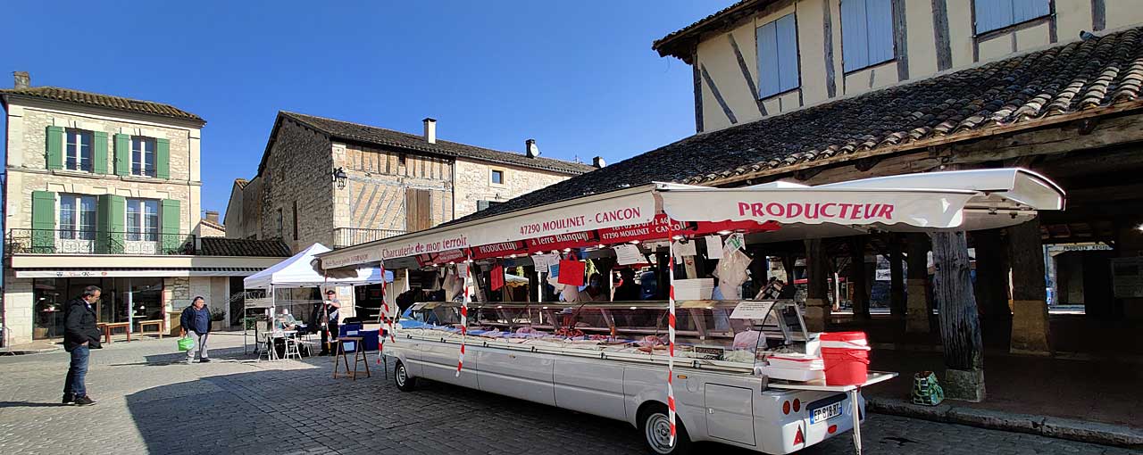 Au strict nombre de quinze, les marchands seront répartis sur les trois places du marché...|Photo © Jean-Paul Epinette.