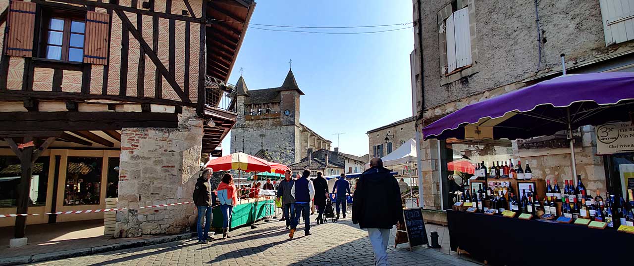 Pour optimiser l'écart entre tous les étals, le passage de la cornière St-Michel sera totalement dégagé... - Photo © Jean-Paul Epinette.