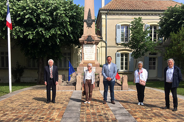 Le(s) maire(s) de Villeréal et les adjoints, pour un 8 mai semblable à nul autre auparavant : confiné.|Photo © Mairie de Villeréal Le(s) maire(s) de Villeréal et les adjoints, pour un 8 mai semblable à nul autre auparavant : confiné.|Photo © Mairie de Villeréal