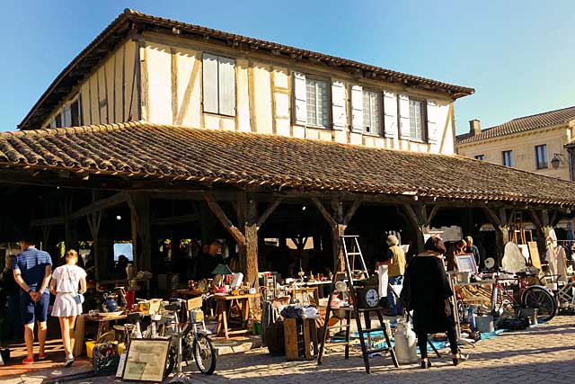 Après le marché du samedi et celui du mercredi, les Puces retrouvent leur dimanche mensuel...|Archive© Jean-Paul Epinette Après le marché du samedi et celui du mercredi, les Puces retrouvent leur dimanche mensuel...|Archive© Jean-Paul Epinette