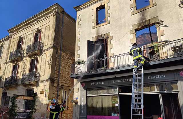 À l'heure du marché, samedi matin, les clients habituels du salon de thé n'ont trouvé que les pompiers arrosant des décombres calcinés... - Photo © Jean-Paul Epinette. À l'heure du marché, samedi matin, les clients habituels du salon de thé n'ont trouvé que les pompiers arrosant des décombres calcinés... - Photo © Jean-Paul Epinette.
