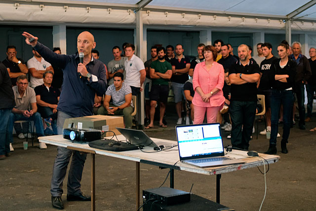 Sébastien Benne, l'un des quatre co-présidents, a détaillé le fonctionnement du club au cours d'une projection vidéo.|Photo © Jean-Paul Epinette. Sébastien Benne, l'un des quatre co-présidents, a détaillé le fonctionnement du club au cours d'une projection vidéo.|Photo © Jean-Paul Epinette.