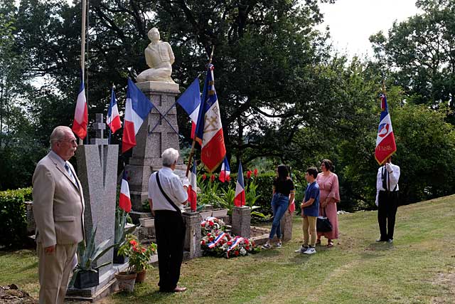 Cérémonie sobre, devant la stèle du Bouscatel, mais hommage émouvant... - Photo © Jean-Paul Epinette.