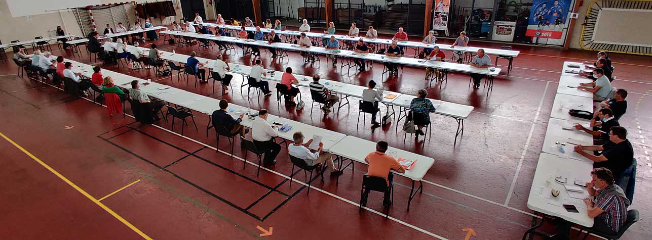 Venus des 43 communes constituant la communauté, 61 conseillers réunis dans le gymnase de Cancon, participaient au vote... - Photo © Jean-Paul Epinette.