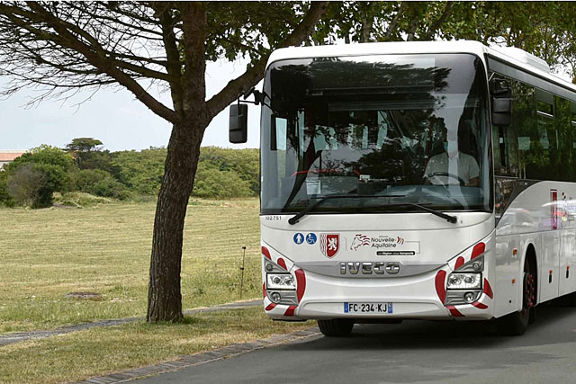 Un autocar siglé Nouvelle-Aquitaine assure désormais la liaison entre Bergerac et Villeneuve-sur-Lot, via Villeréal...|(Photo DR) Un autocar siglé Nouvelle-Aquitaine assure désormais la liaison entre Bergerac et Villeneuve-sur-Lot, via Villeréal...|(Photo DR)