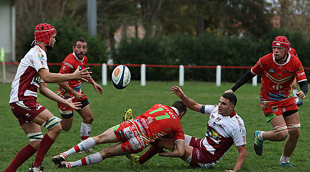 Au jeu du ballon vivant - ici Nardin pour Paillé – les 4 Cantons avaient plié le match au bout de vingt minutes... - Photo © Jean-Paul Epinette Au jeu du ballon vivant - ici Nardin pour Paillé – les 4 Cantons avaient plié le match au bout de vingt minutes... - Photo © Jean-Paul Epinette