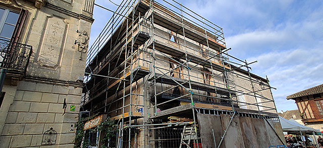 Il a fallu procéder à une lente et minutieuse déconstruction du bâtiment... - Photo © Jean-Paul Epinette