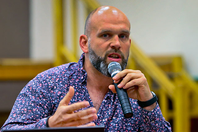 Cyrille Geneste a pu présenter son projet et répondre aux questions, du conseil municipal et des internautes... - | Photo © Jean-Paul Epinette Cyrille Geneste a pu présenter son projet et répondre aux questions, du conseil municipal et des internautes... - | Photo © Jean-Paul Epinette
