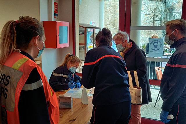 A l'accueil, pointage sur le liste, contrôle d'identité et prise de température... - | Photo © Jean-Paul Epinette A l'accueil, pointage sur le liste, contrôle d'identité et prise de température... - | Photo © Jean-Paul Epinette