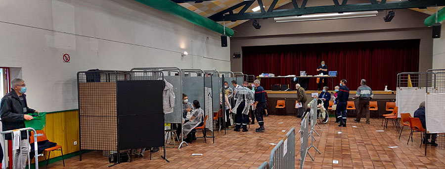 La salle François-Miterrand transformée en centre de vaccination. L'organisation du SDIS a fait merveille... - | Photo © Jean-Paul Epinette