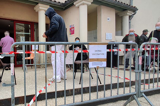 Le peronnel municipal s'est entièrement mobilisé pour transformer la salle François-Mitterrand en Centre de vaccination. - | Photo © Jean-Paul Epinette Le peronnel municipal s'est entièrement mobilisé pour transformer la salle François-Mitterrand en Centre de vaccination. - | Photo © Jean-Paul Epinette