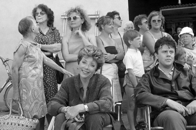 Au cinéma, entre deux prises, on attend beaucoup. Mais Marthe Mercadier était assurée d'avoir de la compagnie... - | Photo © Jean-Paul Epinette