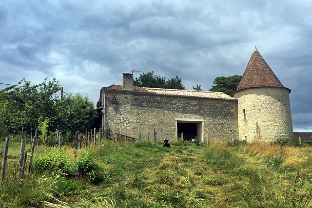 Une tour médiévale, des vestiges partout... la restauration de la grange prend de l'ambition.|| © Agence Seconde Ligne.