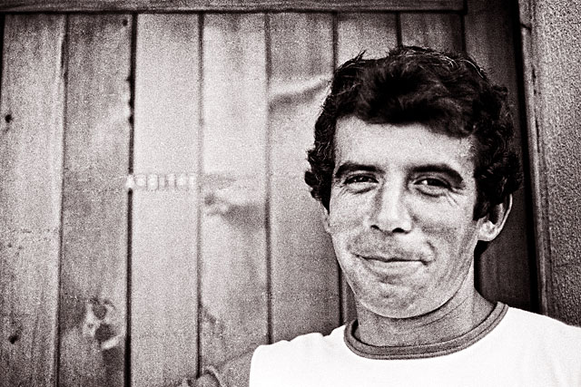 Maurice Benoît, au stade , devant la porte du vestiare de l'arbitre, au milieu des années 80. || Photo © Jean-Paul Epinette