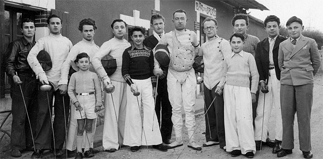 Au lendemain de la guerre, Gigi (à droite) participa à la vie du club d'escrime de Villeréal. -  Coll. Famille Garrigue.