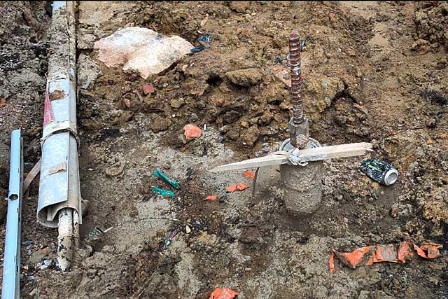 La dalle de fondation s'appuiera sur des pieux en béton reposant sur la roche dure à 20 m de profondeur... - | Photo © Jean-Paul Epinette