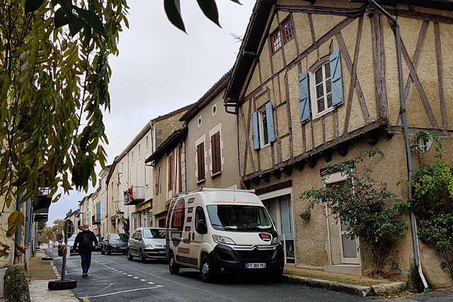 Dans la bastide, changer des fenêtres, poser des volets roulants, refaire une façades sonrt soumis à l'avis préalable de l'ABF...|| Photo © Jean-Paul Epinette Dans la bastide, changer des fenêtres, poser des volets roulants, refaire une façades sonrt soumis à l'avis préalable de l'ABF...|| Photo © Jean-Paul Epinette