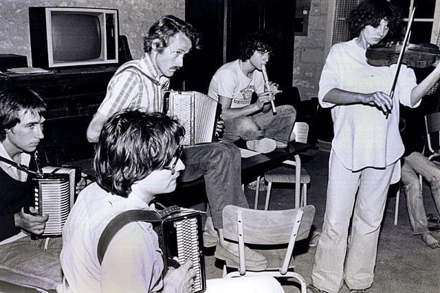 Veillée occitane, en 1980. Pèire Boissière (accordéon), Mireille Monier (violon) et au premier plan, Joël Coupé et Jean-Étienne Monier (de g. à d.). - - Photo Simon Vaissière.