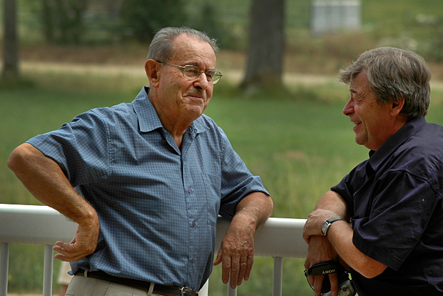 Guy Campan (à g.) bavardant avec Jean-Jacques Caminade lors du centenaire de l'US Villeréal Rugby.|Archive Jean-Paul Épinette - (2006)