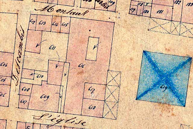 État des lieux (cadastre 1844) : la mairie sera construite sur les parcelles 617 et 618, les trois cornières démolies ; le haut de la parcelle 616 conservé, séparé de la mairie par une ruelle. Toute la partie gauche de l’îlot est désormais un parking. | -  © Jean-Paul Épinette et AD 47