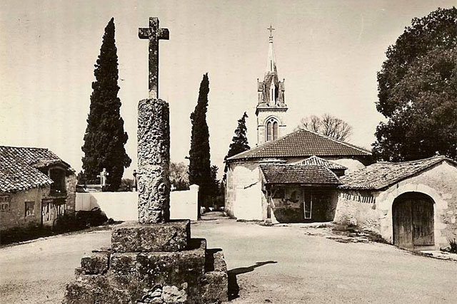 À la fondation de la bastide, l’église de Villeréal était une annexe de Saint-Étienne de Lézennes. Sur la place du village, cette remarquable colonne est l’un des rares témoins de l’histoire gallo-romaine du Villeréalais.|Photo © Jean-Paul Épinette / Mémoire de Villeréal