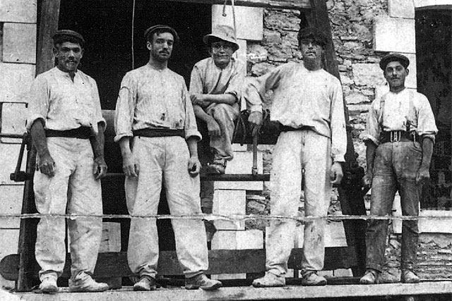 Les maçons posent devant l'entrée de la futur mairie en chantier. - | Mémoire de Villeréal, Droits réservés