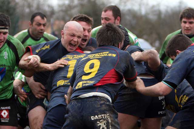 22 février 2010 - Le derby contre Monflanquin réchauffe les organismes. - Photo © Jean-Paul Épinette.