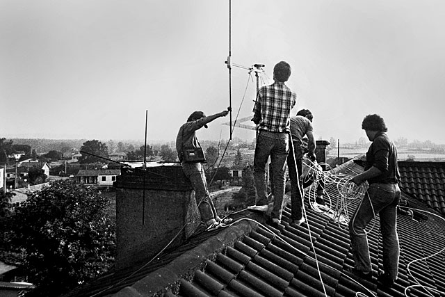 4 Septembre 1983 - Sur le toit de l'école de Villeréal, Guy Borie, Alain Vernet, Michel Grenier, Jean-Yves Leveau et Mathieu Ménard dressent la première antenne de Radio 4 Cantons.|Photo © Jean-Paul Épinette.