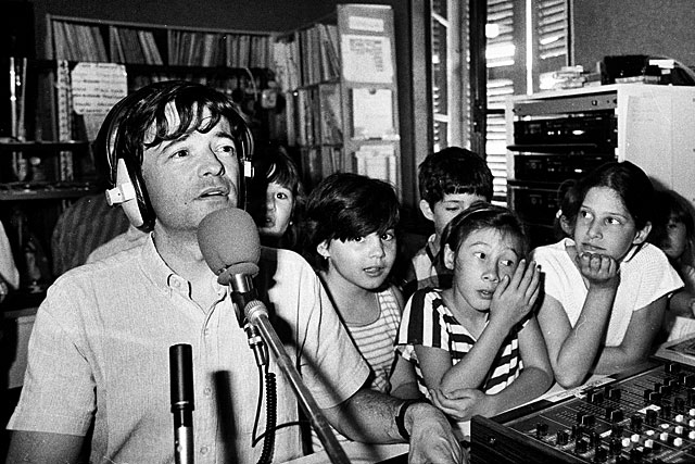 Producteur de La Page Agricole, Jean-Étienne Monier a été l'unde des chevilles ouvrières de Radio 4, passant des infos aux manettes d'Échos d'Écoles - ici - avant de partir en reportage. - Photo © Jean-Paul Épinette.