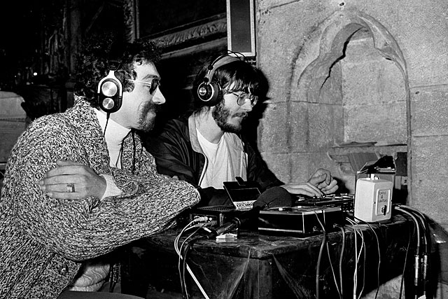 24 décembre 1985 - L'év^que d'Agen, Mgr Saint-Gaudens, célèbre la messe de minuit en occitan que Radio 4 cantons retransmet en direct de l'église de Villeréal. Mathieu Ménard à la réalisation, Patrick Dubois aux commentaires. - Photo © Jean-Paul Épinette.