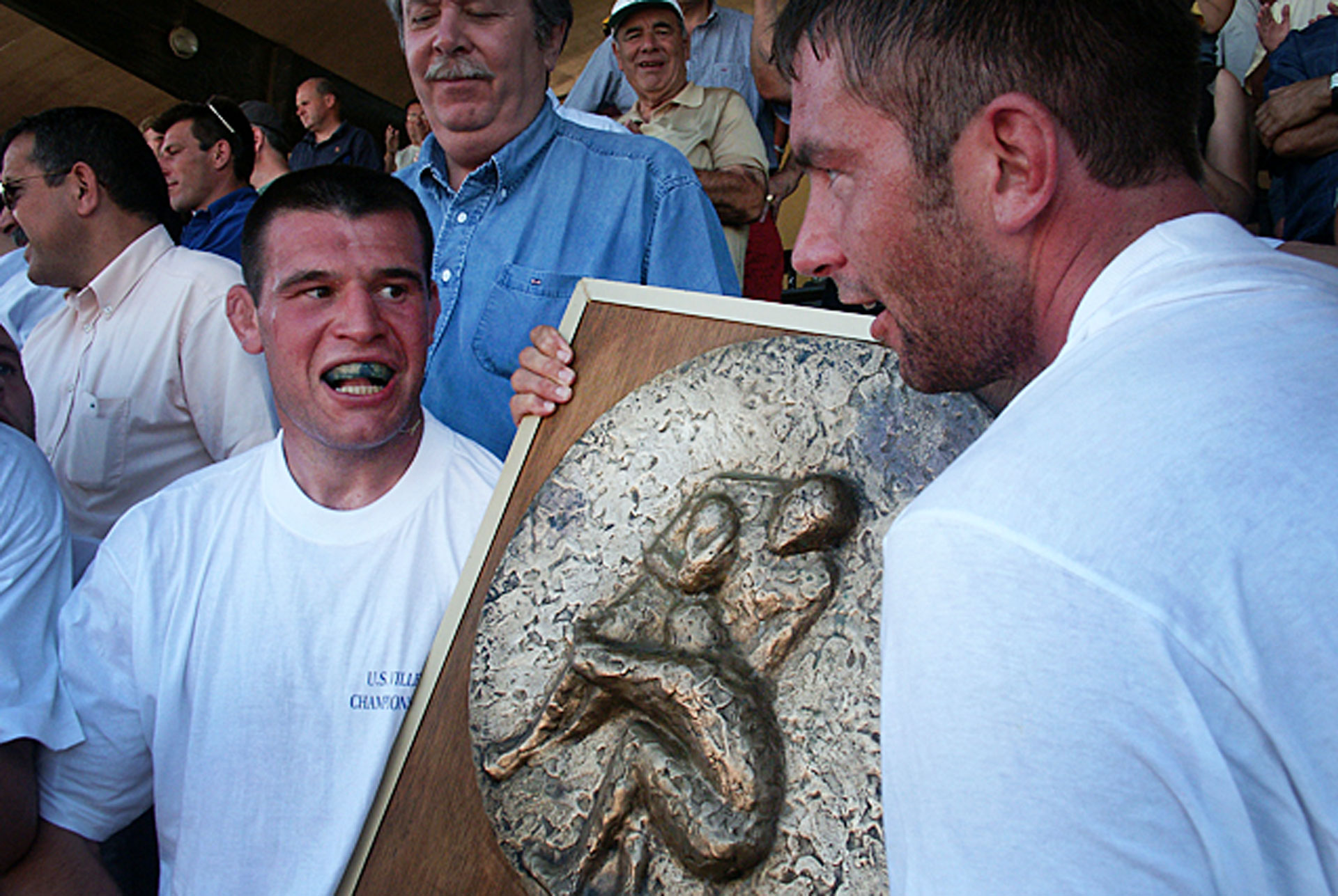 22 juin 2003 , à Toulouse, Jérôme Dastic et Nicolas Chenu soulèvent le bouclier de Champion de France Honneur.|Photo © Jean-Paul Épinette.