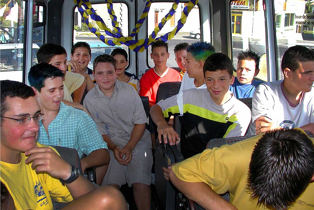 Dans le minibus, les jeunes pousses de l'USV n'auraient pas cédé leur place... - | Mémoire de Villeréal © Jean-Paul Épinette.
